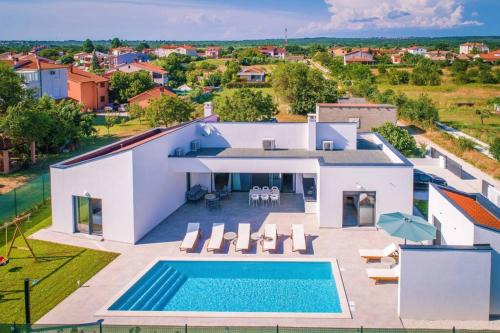 Valbandon Villa | Villa Mateo: Oceanfront Bliss with Heated Pool & 10/10 Rating