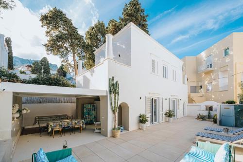 Capri Villa | Discover Villa Matilde: Oceanfront Getaway with Pet-Friendly Perks