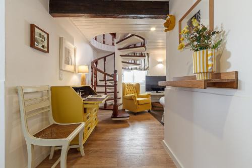 Aveiro House | Discover Villa Mau Maria: Oceanfront Paradise in Aveiro