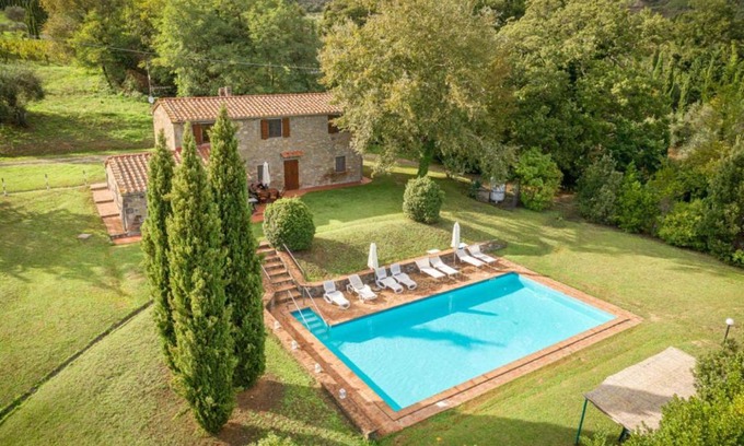 Il Poggio Villa | Villa Mealli: Family-Friendly Retreat with Pool & Pets Welcome