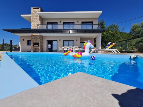 Cirendinu Villa | Villa Mekasteni: Ocean View Retreat with Pool & Pet-Friendly