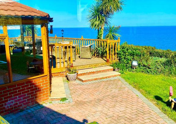 Shanklin Hotel | Cozy Villa Mentone Hotel with Oceanfront Views & Breakfast