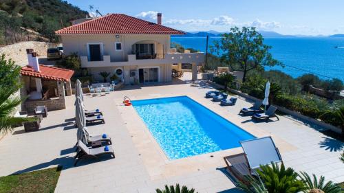 Kefalari Villa | Villa Merika: 4-Star Stay with Ocean Views & Private Beach