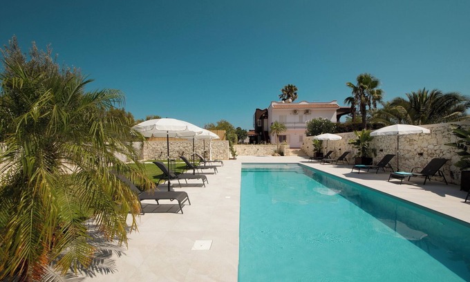 Fontane Bianche Villa | Elegant VILLA MERILUSI Apartments with Oceanfront Views