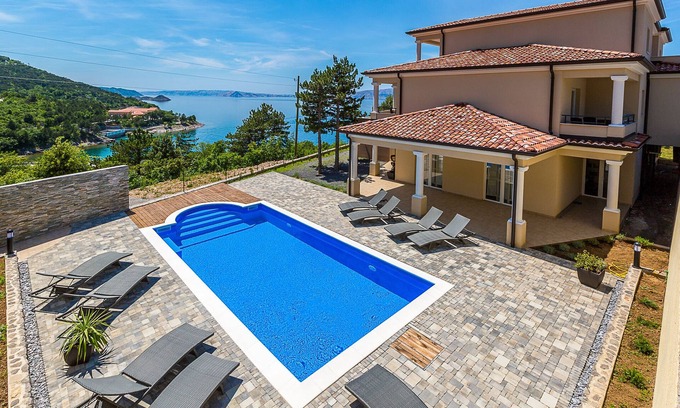 Sveti Juraj Apartment | Cozy Villa Mia Apartment with Pool and Ocean View