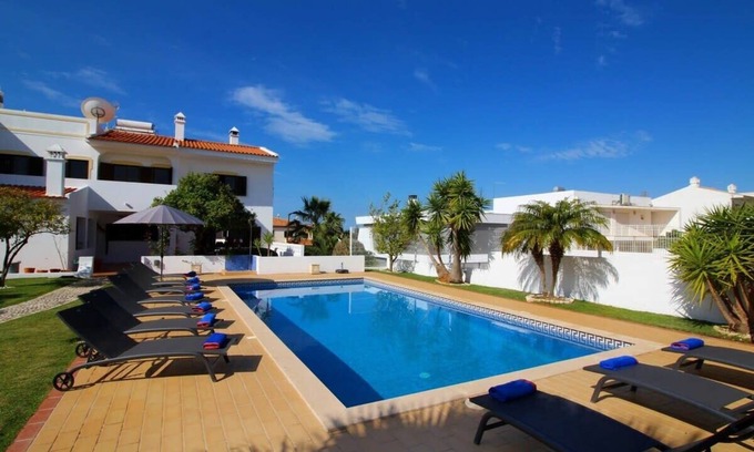 Parchal Villa | Villa Mills: Family Retreat with Private Pool & Breakfast