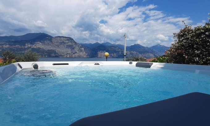 Porto Villa | Villa Mimosa: Lake View Retreat with Pool & Spa Amenities