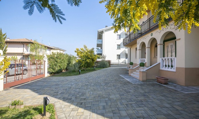Desenzano del Garda Apartment | Oceanfront Villa Mimosa Apartment in Desenzano del Garda