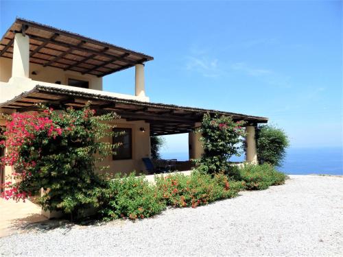 Malfa House | Oceanfront Villa Mimosa: Family-Friendly Getaway Awaits