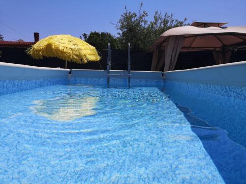 Taranto House | Relax at Villa Mina: Hot Tub & Oceanfront Bliss Await