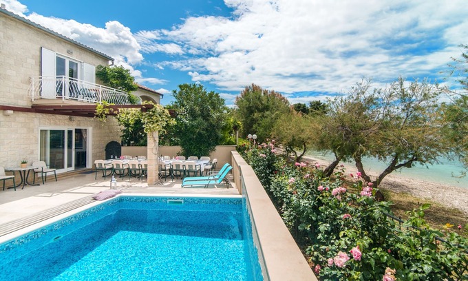 Mirce Villa | Family Villa with Heated Pool and Ocean View on the Beach