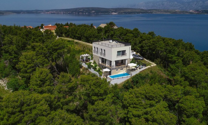 Novigrad Villa | Villa Mirta: Oceanfront Oasis with Pool & Beach Access