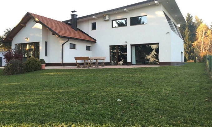 Hadzici Villa | Villa Misevici: Ideal Retreat with Spa and Pet-Friendly Perks