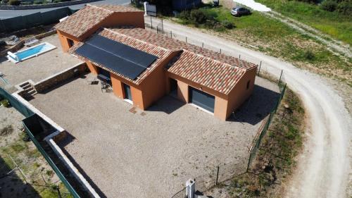 Mouans-Sartoux Villa | Modern 4-Room Villa with Kitchen for Your Perfect Getaway