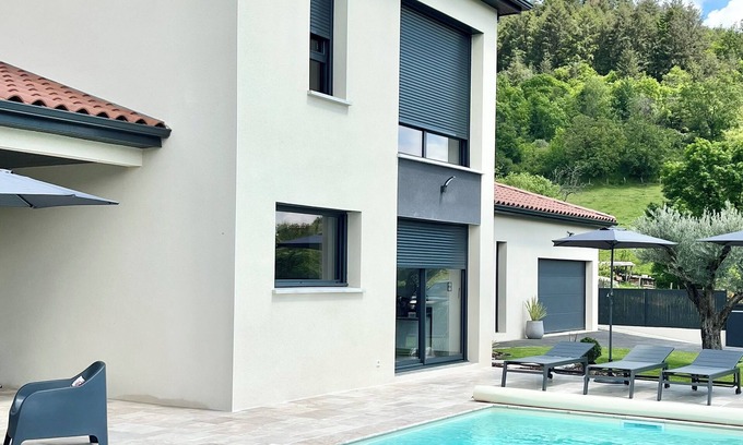 Saint-Romain-de-Popey Villa | Villa Moderne Avec Piscine Chauffée, Idéal Pour Découvrir les Monts du Lyonnais