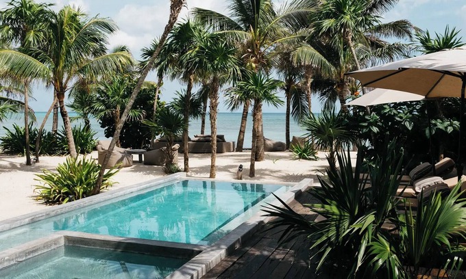 Zona Hotelera Villa | Exceptional Five-Bedroom Beachfront Villa in Soliman Bay