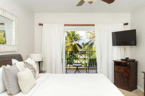 Aguacate Resort | Villa Montaña Beach Resort: Oceanfront Paradise Awaits