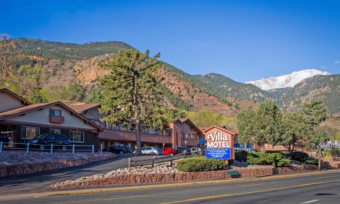 Manitou Springs Historic District Hotel | Relax at Villa Motel with Pool & Ocean View in Manitou Springs