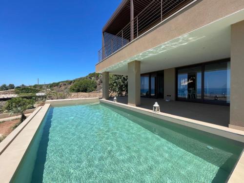 Sciacca Villa | Villa Mulberry: Pet-Friendly Oceanfront Retreat with Pool