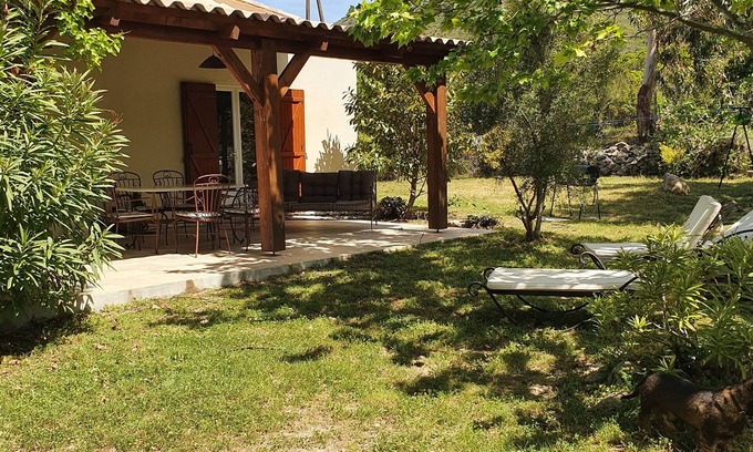 Lama House | Relaxing Getaway at Villa Myrte with Ocean Views