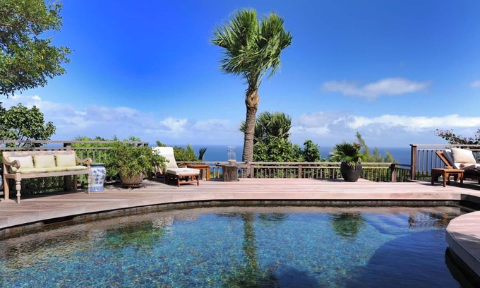 Vitet Villa | Villa Nahma 3BR: Oceanfront Oasis with Private Pool
