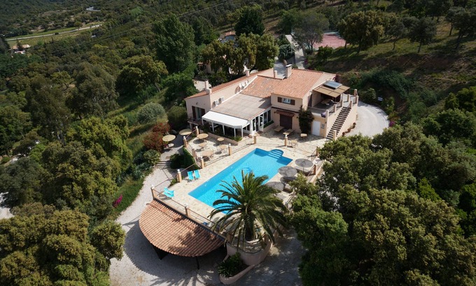 Bormes-Les-Mimosas Bed & Breakfast | Villa Nais: Guest Rated 9.8 with Pool & Breakfast Delights