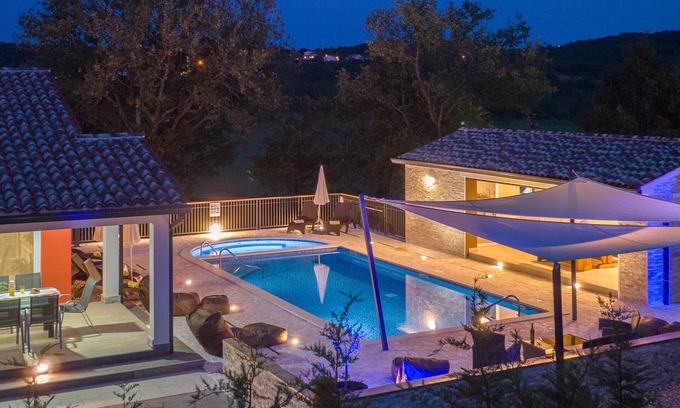 Kapelica House | Villa Natalli: Pool, Jacuzzi & Expansive Garden Retreat