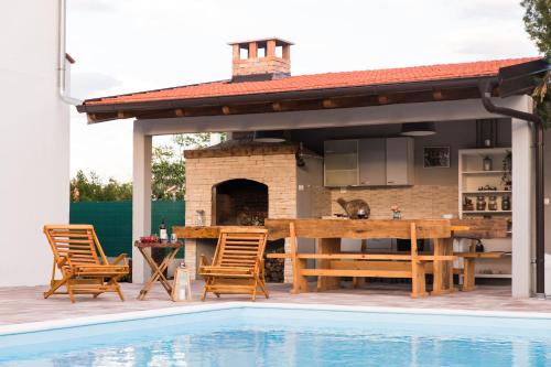 Benkovac Villa | Villa Nava: Oceanfront Oasis with Pool & Pet-Friendly Stay
