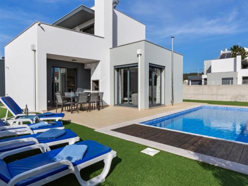 Foz do Arelho Villa | Elegant Villa with Private Pool and Oceanfront Views