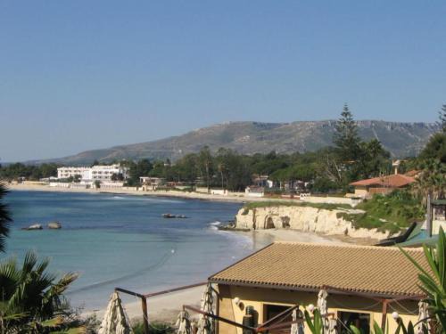 Fontane Bianche Villa | Relax at Villa Cassio: Family-Friendly Getaway by the Sea