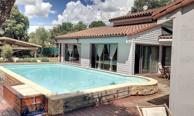 Vallabrix House | Spacious Villa near Uzès with Pool and Hot Tub Access