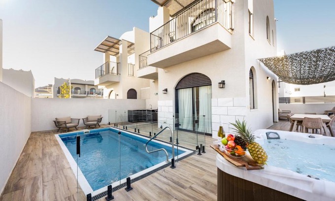 Eilat Villa | Experience Villa Win: 4-Star Retreat with Pool & Hot Tub