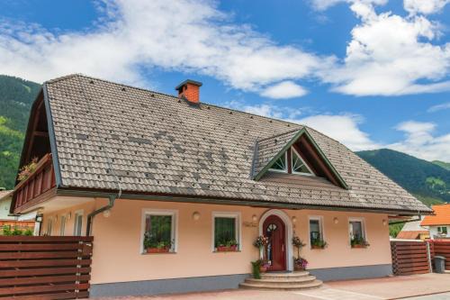 Kranjska Gora Bed & Breakfast | Villa Nena: Family-Friendly Retreat with Pool and Breakfast