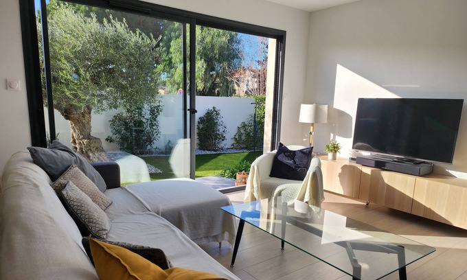 Pia House | Relaxing Villa Neuve with Pool Near Beautiful Beaches