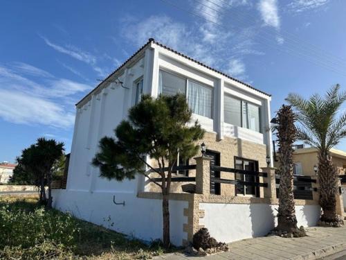 Konia House | Villa Nikitas: Pet-Friendly Retreat with 9/10 Guest Ratings