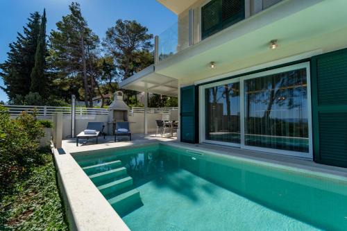 Sumartin Villa | Villa Nina: Pet-Friendly Retreat with Pool & Perfect Score
