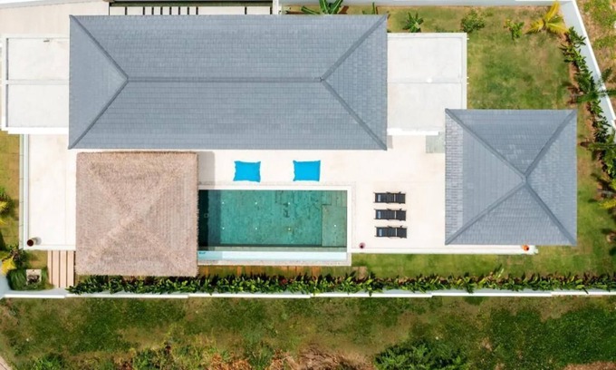 Bang Kung Villa | Villa Nirvana: Just 80 m from the Beach, Child Friendly