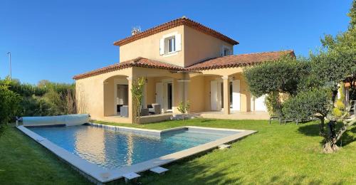 Pertuis Villa | Elegant Villa Noa Pertuis: 4-Star Oceanfront Retreat