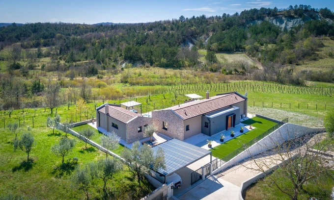 Hum Villa | Relaxing Villa Noeli: Enjoy a Pool and Spa Retreat