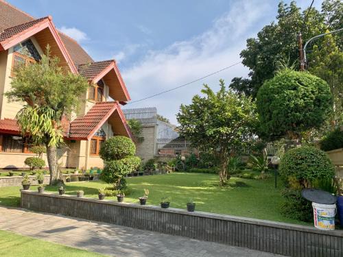 Lembang Villa | Family-Friendly Villa Nuansa Alam with Kitchen Amenities