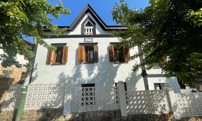 Algorta House | Family-Friendly Retreat at Villa Nueva 1910 with Great Reviews