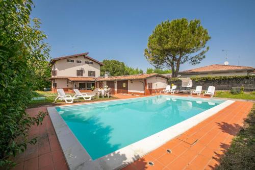 San Benedetto di Lugana Villa | Villa Oasi: Private Pool Retreat for Families & Pets