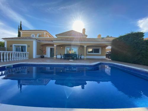 Sesmarias Villa | Experience Villa "Oasis" with Oceanfront Pool & Dining