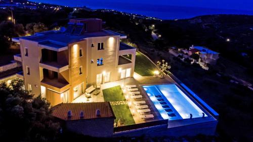 Gerani Villa | Villa Oasis: 4-Star Retreat with Pool and Pet-Friendly Options