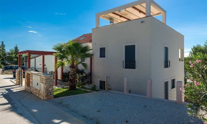Cove Makarac (Milna) Apartment | Family-Friendly Villa Old Mill: 3 Bedrooms & Shared Pool