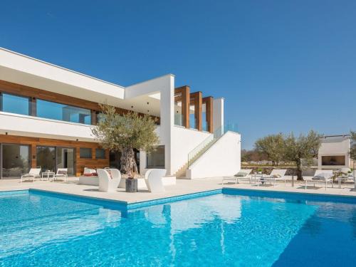 Vodnjan Villa | Elegant Villa Old Olive VIII with Pool & Hot Tub Awaits