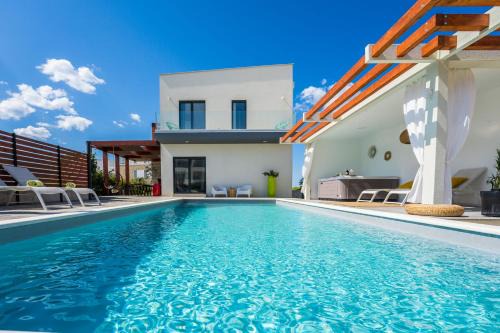 Sukosan Villa | Villa Olea: Relaxing Retreat with Heated Pool & Jacuzzi