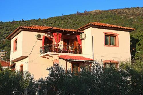 Prinos Apartment | Villa Olga: Family-Friendly Retreat with Hot Tub and 8.8 Rating
