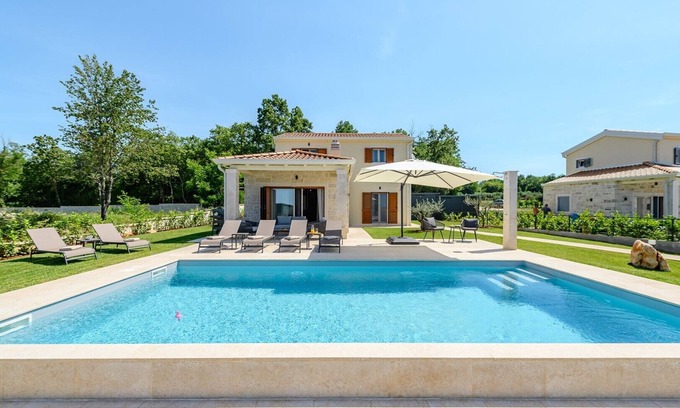 Tinjan Villa | Idyllic Villa Oliva Muntrilj with Pool and Lush Garden