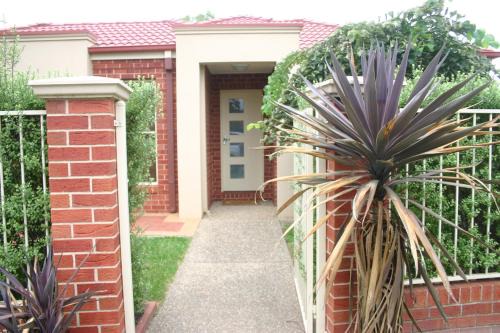 Albury Villa | Cozy Villa on Nathan with Hot Tub & Family-Friendly Fun
